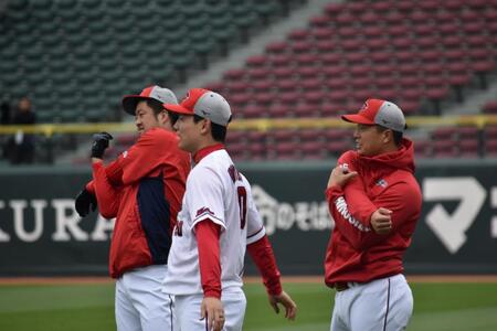 １軍に合流し、アップを行う塹江（右）