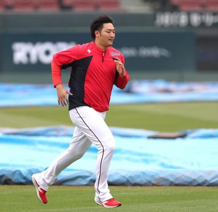 グラウンドで走り込む床田（撮影・北村雅宏）