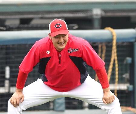 体をほぐす床田（撮影・北村雅宏）