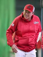 室内練習場を出る新井監督（撮影・北村雅宏）