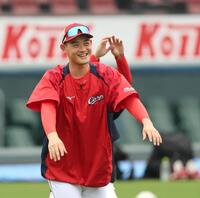 練習中に笑顔を見せる岡本（撮影・北村雅宏）