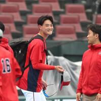 グラウンドでの練習を終え、引き揚げる岡本（撮影・北村雅宏）