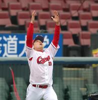 ウオミングアップする栗林（撮影・北村雅宏）