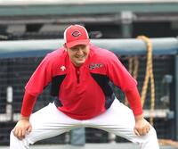 体をほぐす床田（撮影・北村雅宏）