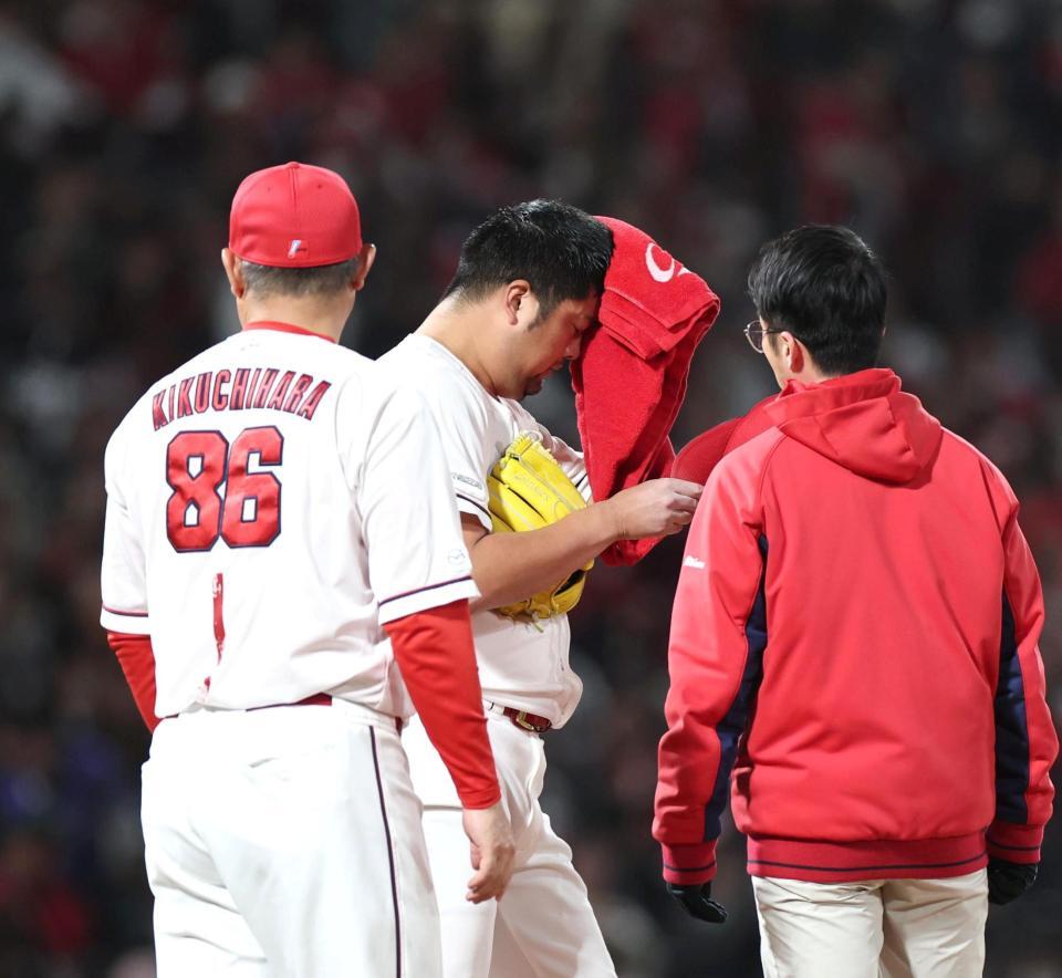 ９回、マウンドで汗を拭う中崎（中央）＝撮影・北村雅宏