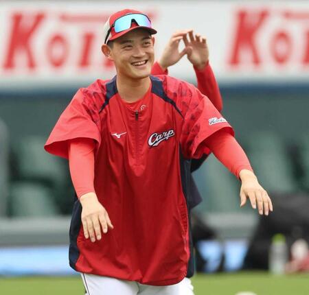 練習中に笑顔を見せる岡本（撮影・北村雅宏）