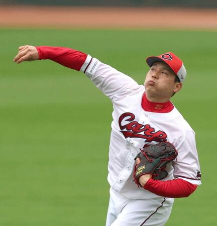 入念にキャッチボールする栗林