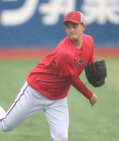 キャッチボールをする岡本（撮影・石井剣太郎）