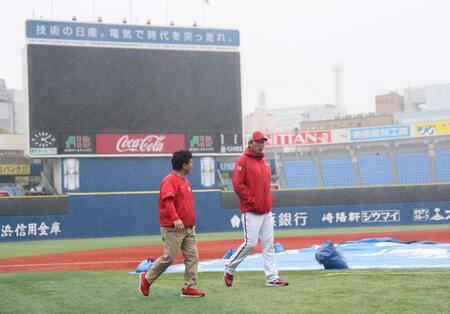 グラウンドを後にする新井監督（右）＝撮影・石井剣太郎