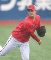 キャッチボールをする岡本（撮影・石井剣太郎）