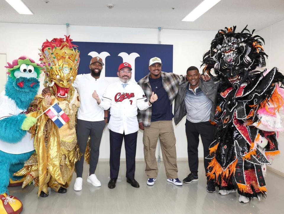 記念写真に納まる（左２人目から）ファビアン、ドミニカ共和国のペレス駐日大使、モンテロ、フェリシアーノ通訳（撮影・北村雅宏）