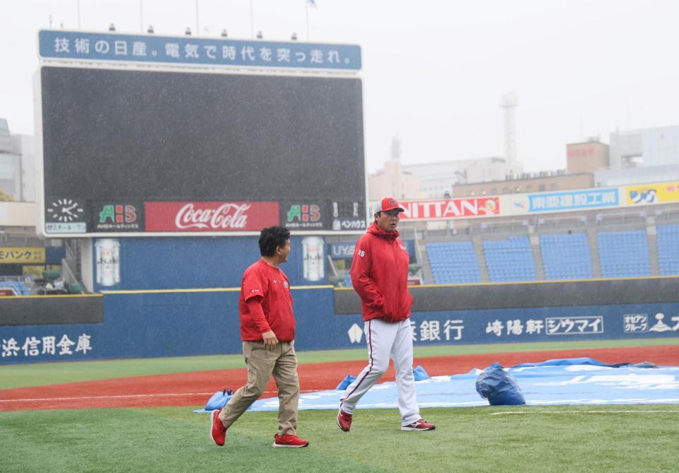 グラウンドを後にする新井監督（右）＝撮影・石井剣太郎
