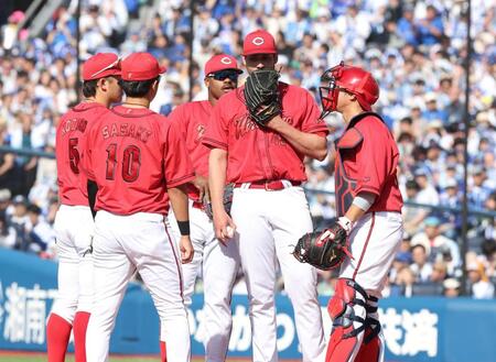 ３回、ターノック（右から２人目）のもとに集まる広島ナイン（撮影・石井剣太郎）