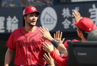 ３回、送りバントを決めナインとタッチを交わすターノック（撮影・石井剣太郎）