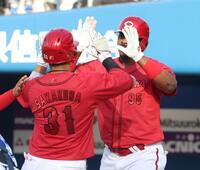 ７回、２ランを放ちモンテロ（右）とタッチを交わす坂倉（撮影・石井剣太郎）