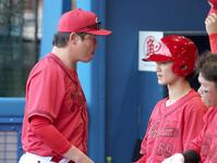 試合に敗れ、ベンチを後にする新井監督（左）＝撮影・石井剣太郎