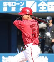 ３回、先制適時打を放つ大盛（撮影・石井剣太郎）