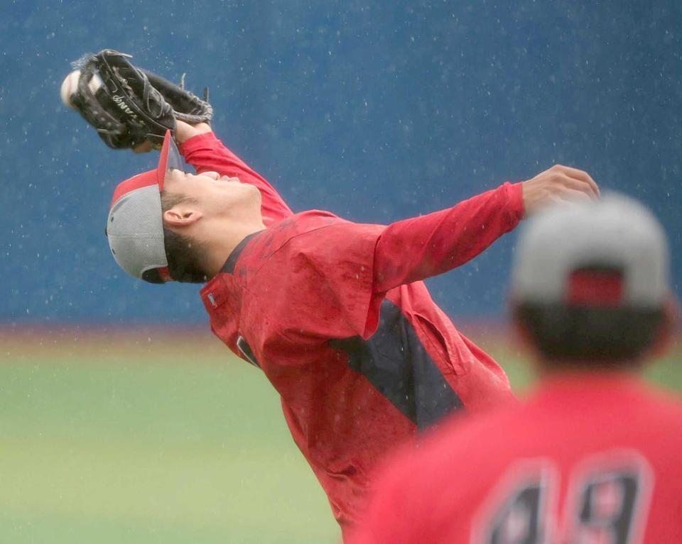 ノックを受ける矢野（撮影・石井剣太郎）　
