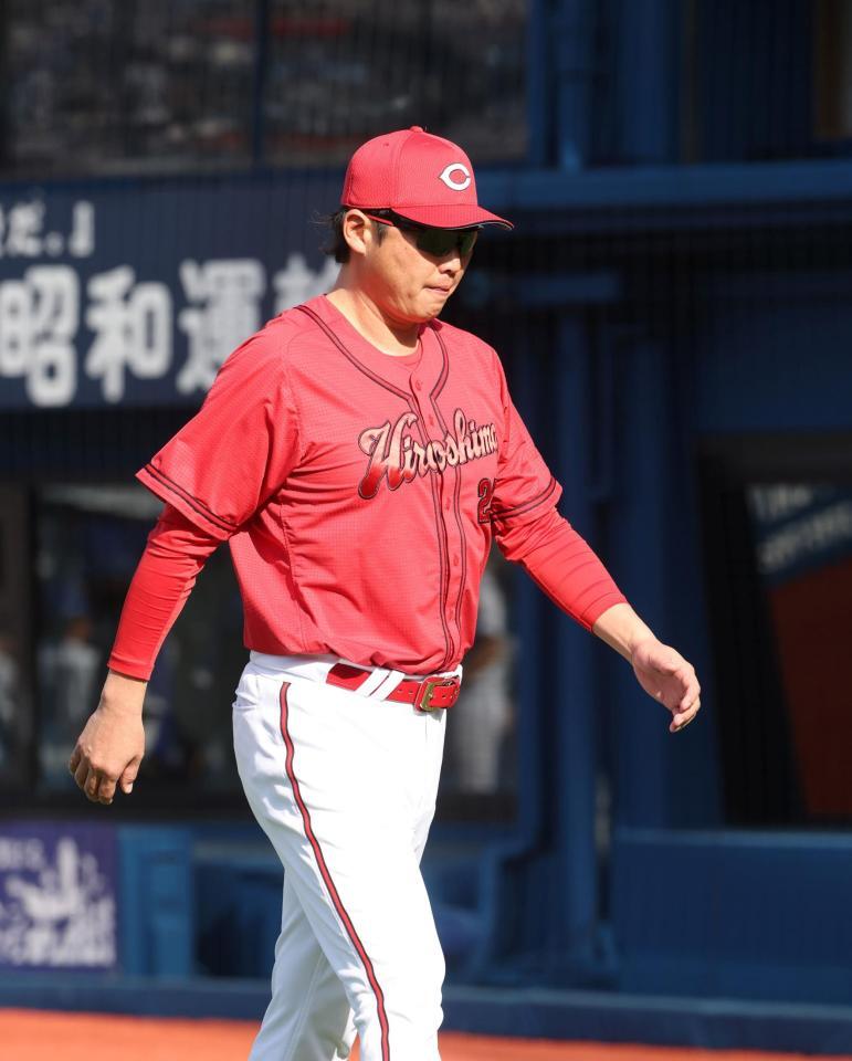 選手の交代を告げる新井監督（撮影・石井剣太郎）