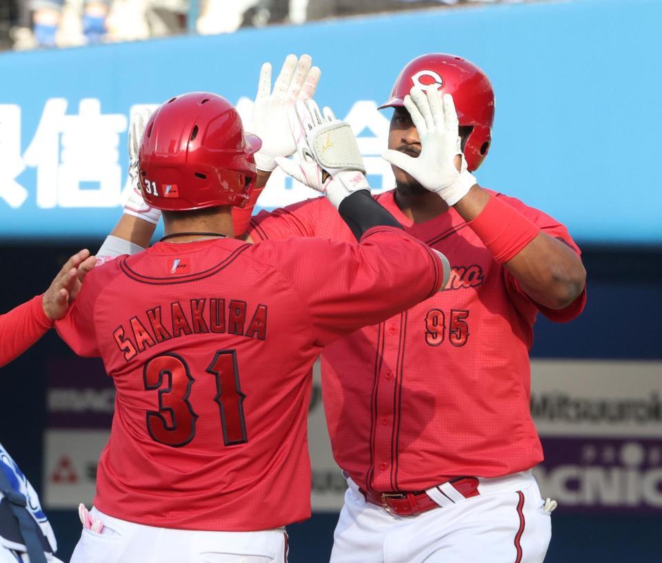 ７回、２ランを放ちモンテロ（右）とタッチを交わす坂倉（撮影・石井剣太郎）