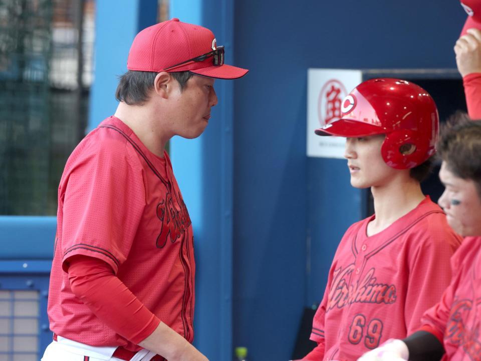 試合に敗れ、ベンチを後にする新井監督（左）＝撮影・石井剣太郎