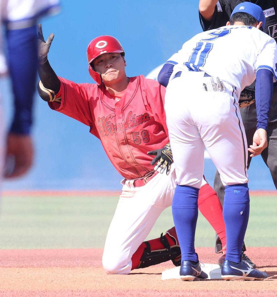 ３回、先制打を放ちベンチにポーズをとる大盛（撮影・石井剣太郎）