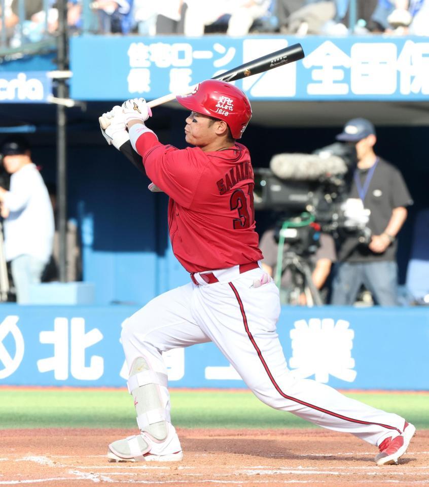 ７回、２ランを放つ坂倉（撮影・石井剣太郎）