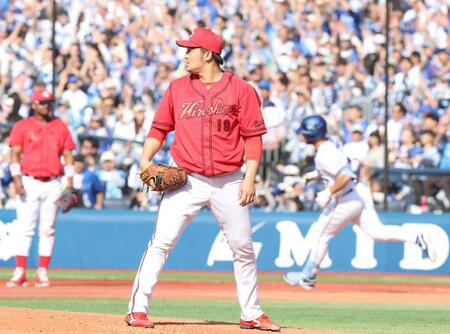 ４回、ヒュンメル（右奥）に本塁打を許す床田（撮影・石井剣太郎）