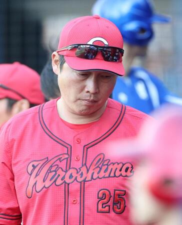 試合に敗れ、ベンチを後にする新井監督（撮影・石井剣太郎）