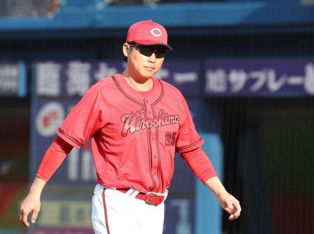 選手の交代を告げる新井監督（撮影・石井剣太郎）