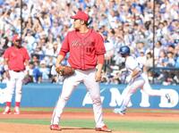 ４回、ヒュンメル（右奥）に本塁打を許す床田（撮影・石井剣太郎）