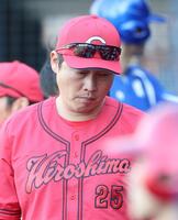 試合に敗れ、ベンチを後にする新井監督（撮影・石井剣太郎）