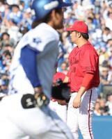 ７回、宮下（左）に本塁打を許した床田（撮影・石井剣太郎）