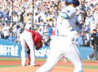 ７回、度会（右）に勝ち越し２ランを許す森浦（撮影・石井剣太郎）