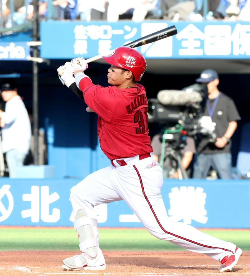 ７回、１号２ランを放つ坂倉（撮影・石井剣太郎）