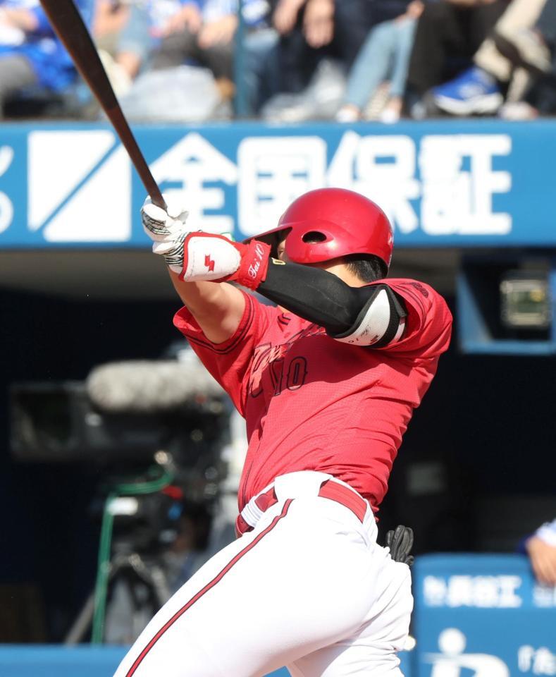 ４回、適時打を放つ佐々木（撮影・石井剣太郎）