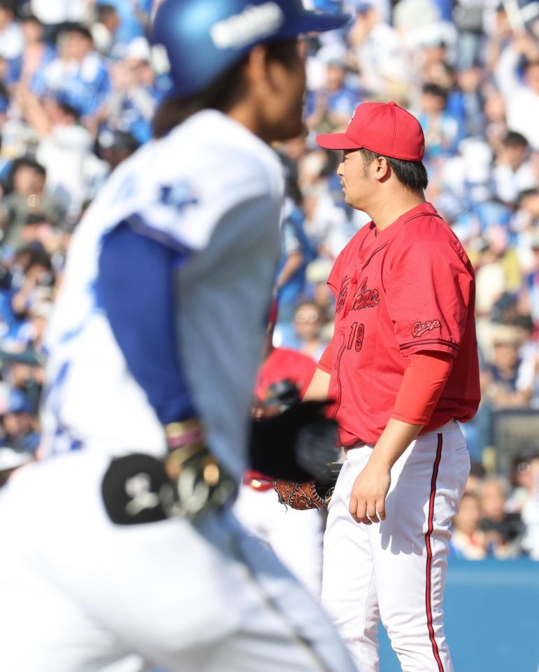 ７回、宮下（左）に本塁打を許した床田（撮影・石井剣太郎）