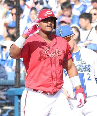 ４回、右前打を放ち、ポーズをとるモンテロ（撮影・石井剣太郎）　　