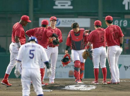 １回、マウンドに集まる広島ナイン