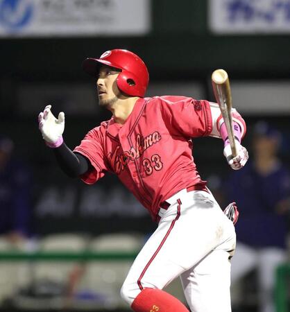 ８回、２点適時二塁打を放つ菊池（撮影・北村雅宏）