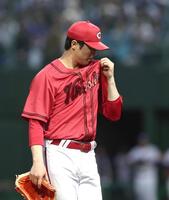 １回、４点を先制されてベンチに戻る森下（撮影・北村雅宏）