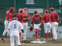 １回、マウンドに集まる広島ナイン