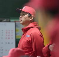 ３回の攻撃をベンチから見る新井監督（撮影・北村雅宏）