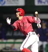 ８回、２点適時二塁打を放つ菊池（撮影・北村雅宏）