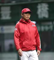 ５回の攻撃後、選手交代を告げた新井監督はベンチに戻る（撮影・北村雅宏）