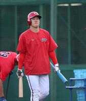 練習中、バットを手にベンチに戻る小園（撮影・北村雅宏）