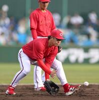 遊撃手のポジションでシートノックに励む小園（撮影・北村雅宏）