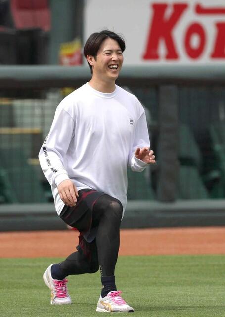 練習の合間に笑顔を見せる森下（撮影・北村雅宏）　