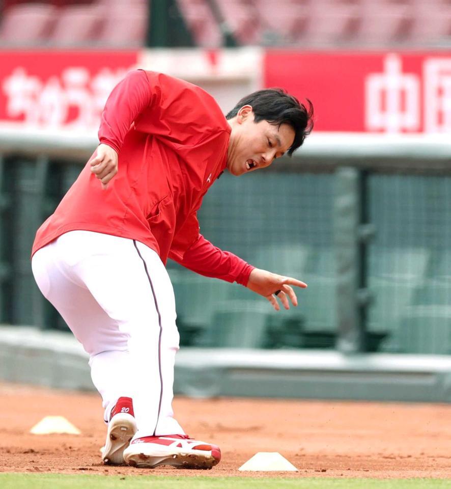 登板へ向けトレーニングする栗林（撮影・北村雅宏）　