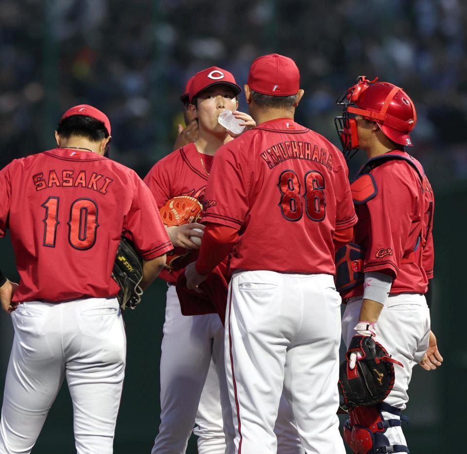 １回、花田に適時二塁打を浴び、ペットボトルを口にする森下（中央）＝撮影・北村雅宏